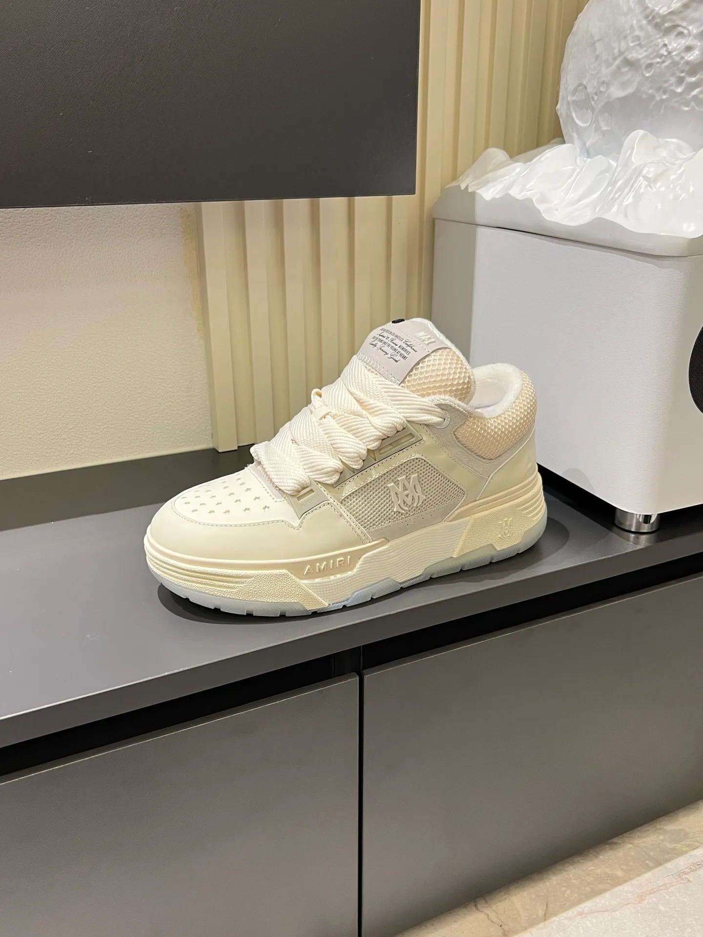 Men's shoes 💰p680 [AMIRI] 2025 spring and summer series new sneakers, new 🆕 bread shoes, bread shoes have a very special big tongue design, thickened outsole, rounded toe, oversized rubber sole and perforated star details, whoever wears them will look better! The appearance is responsible, the feet are retro and handsome! Size: 38-45